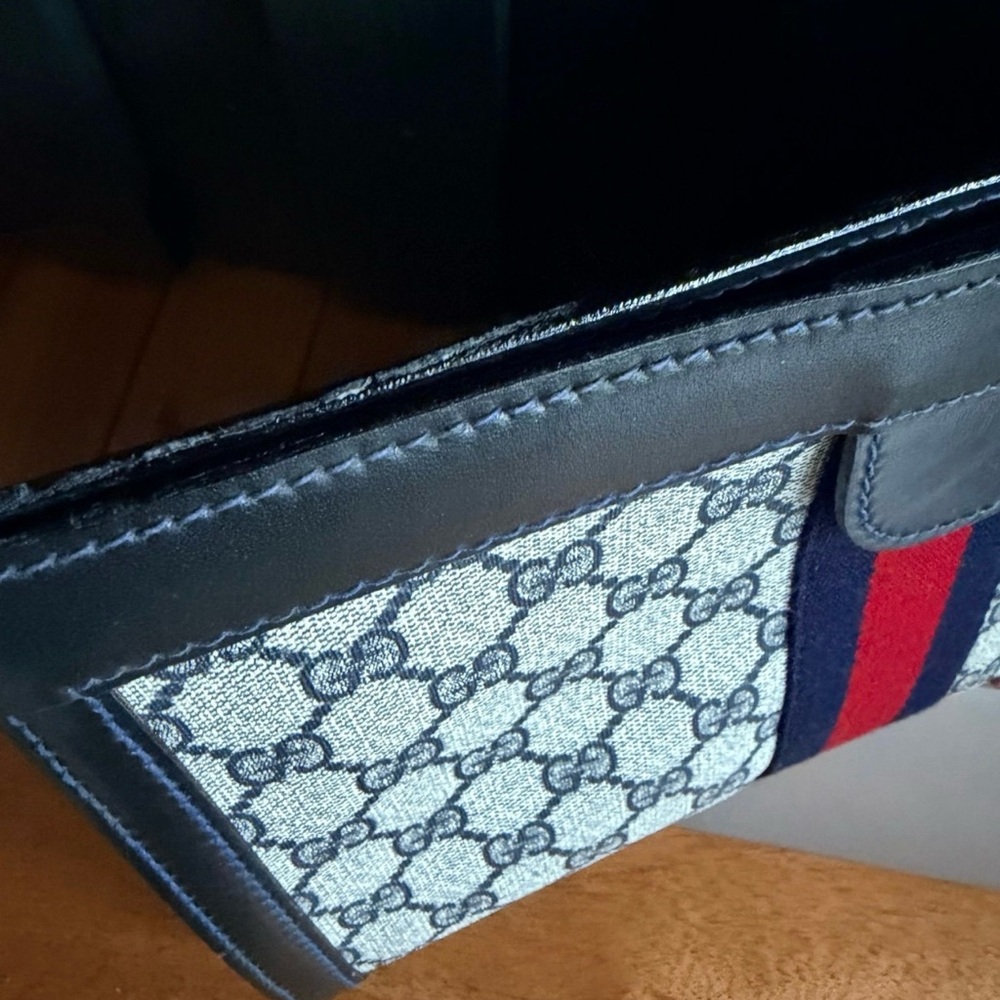 Gucci Signature Clutch with Red and Blue Accent - Picture 2 of 2